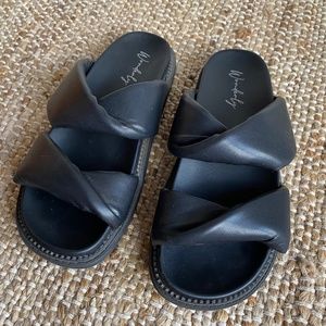 Wonderly Women's Black Sandals with Wide Straps Size 7.5